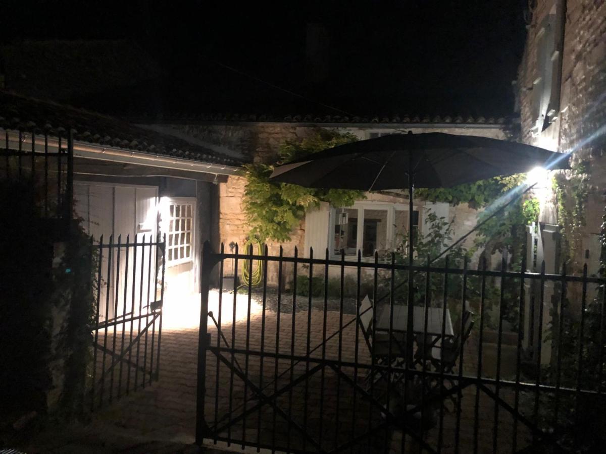 Gite Du Presbytere Port D'Envaux, Ravissante Maison De Charme מראה חיצוני תמונה